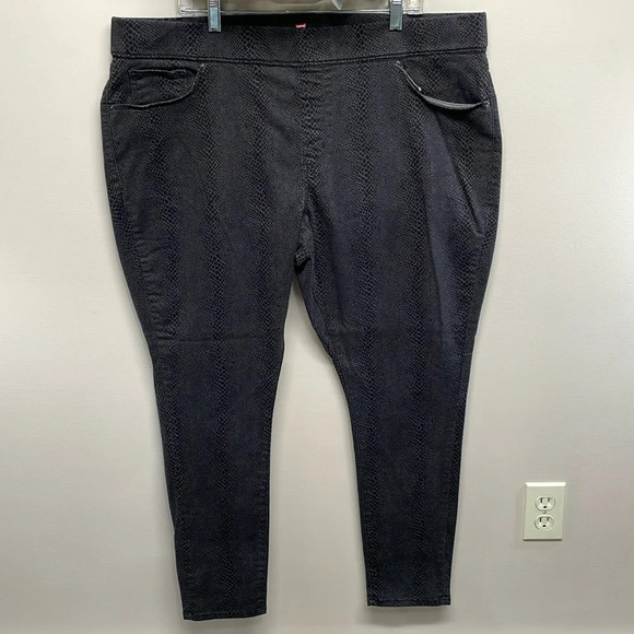 NWOT Levi’s Pull On Leggings Black Gray Repty Snake Print 22 - Picture 1 of 16